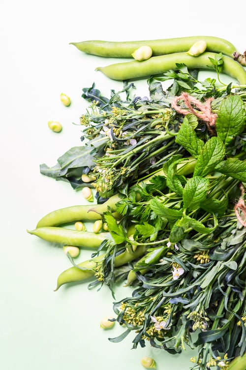 Preview: Green vegetables and herbs on pastel background
