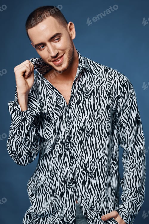 Preview: short haired man in shirt fashion self-confidence studio