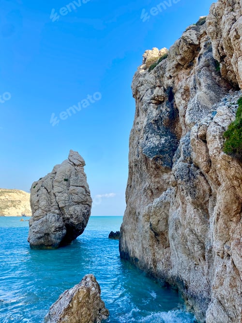 Preview: Blue sky and water with rocks