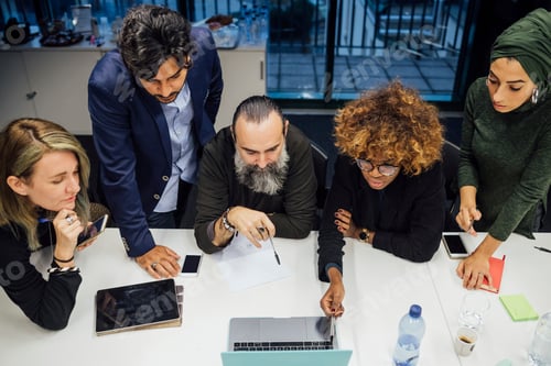 Visualização: Parceiros de negócios em reunião de brainstorming no escritório