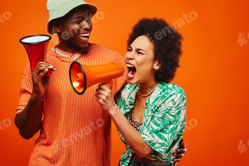 Preview: Cheerful young african american man in summer outfit and panama hat looking at stylish best friend
