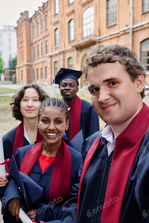 Visualização: Estudantes fazendo retrato de selfie ao ar livre