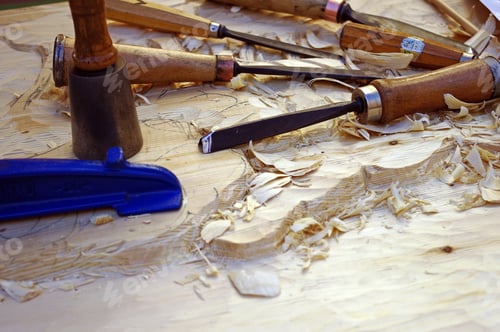 Preview: Closeup of working wood engraving tools isolated on the wooden surface