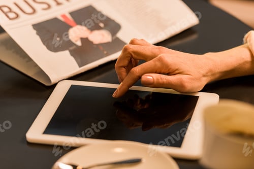 Preview: cropped shot of businesswoman using tablet with blank screen in cafe