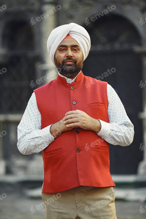 Preview: Portrait of Indian sikh man in turban with bushy beard
