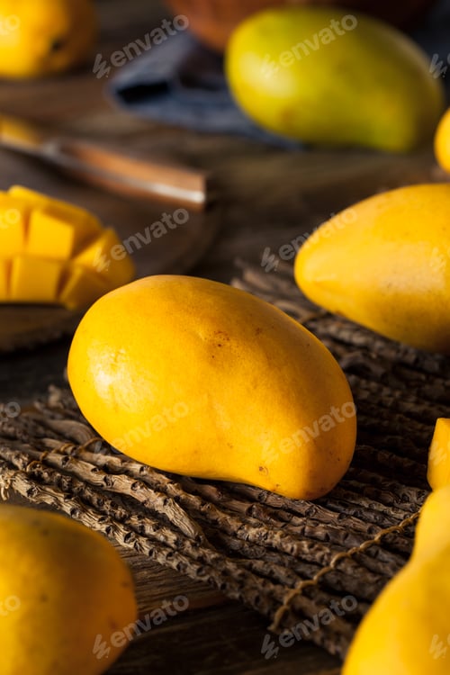 Preview: Raw Organic Yellow Mangos