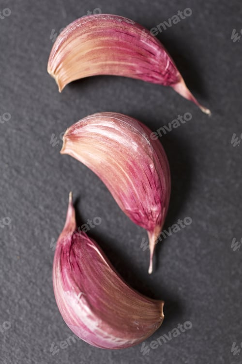 Preview: Fresh Raw Garlic On Black Slate