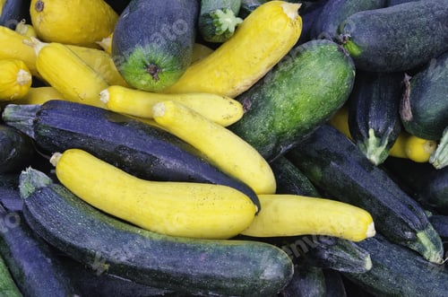 Vista previa: Zucchini (Botanical Name: Cucurbita Pepo) At Farmer'S Market, August In Northern Illinois