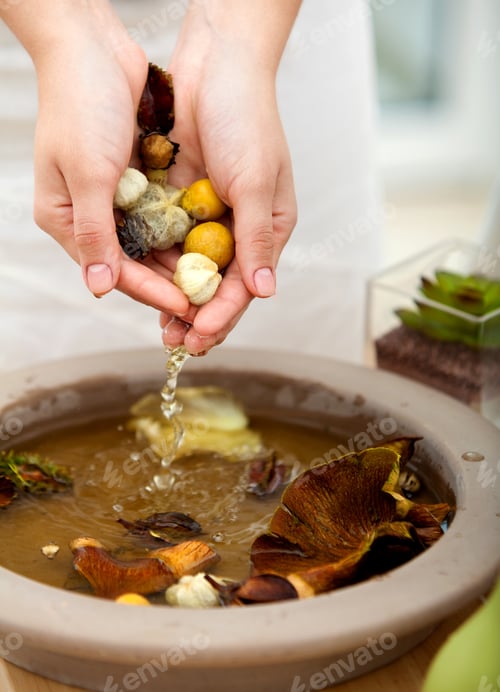 Visualização: Mãos pegando água de uma bela fonte