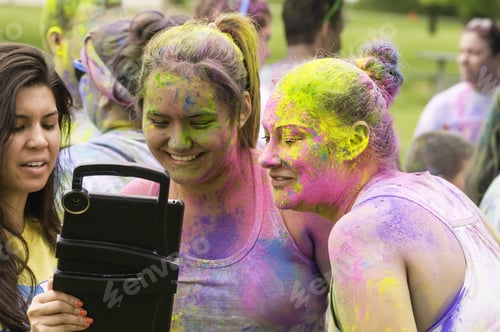 Preview: Lake Zurich, Illinois, Usa - June 20, 2015: An Official Shows A Tablet To Two Young Women