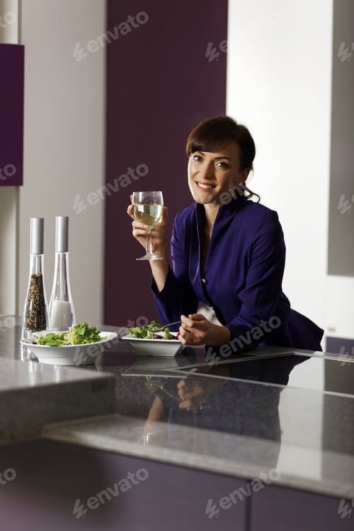 Preview: Attractive Young Woman Preparing A Healthy Lunch After Work.