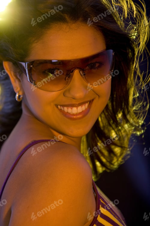 Vista previa: Fashion Woman Portrait Where She Is Smiling And Wearing Sunglasses