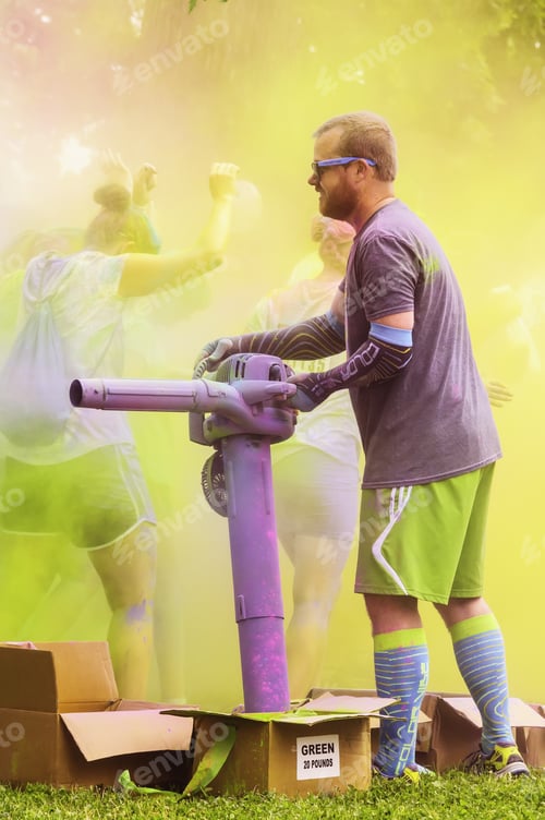 Preview: Lake Zurich, Illinois, Usa - June 20, 2015: A Staffer With An Electric Blower Stands Ready To Blast