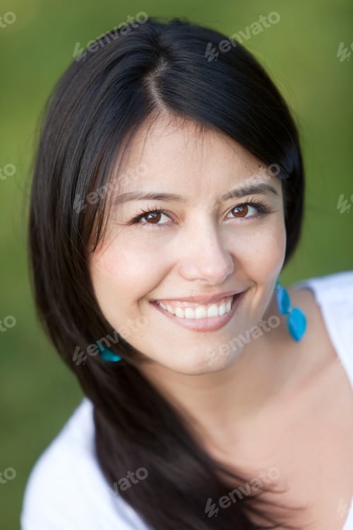 Preview: Casual Woman Portrait Smiling Outdoors