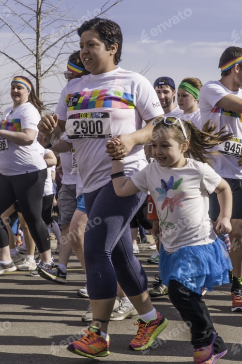 Preview: Kalamazoo, Michigan, Usa - April 12, 2014: Runners Start Together On A 5K "Fun Run" Along Streets