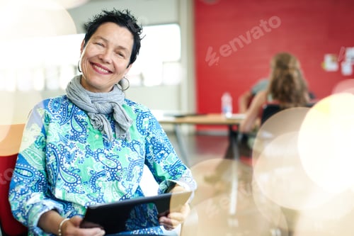 Visualização: Designer feminina confiante trabalhando em um tablet digital em um espaço de escritório criativo vermelho