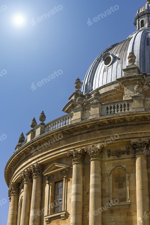 Preview: Beautifully Carved Domed Building In Oxford On A Bright Sunny Day