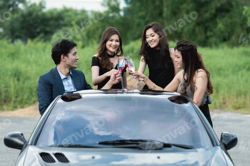 Visualização: Conceito de festa da Playboy. Jovem homem branco dentro de um carro esportivo conversível com três lindas asiáticas