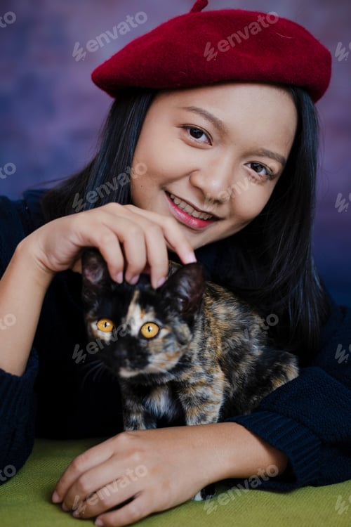 Preview: Beautiful Young Asian Girl Wear Red Hat With A Cat.