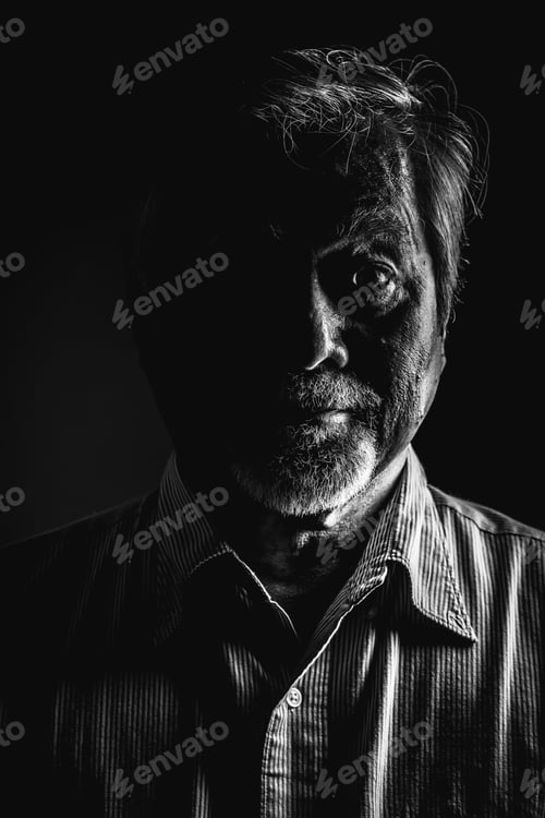 Vorschau: Robustes Porträt eines alten Mannes. Schwarz und Weiß eines alten asiatischen Mannes mit weißem Bart. Dramatisch Beleuchtung.