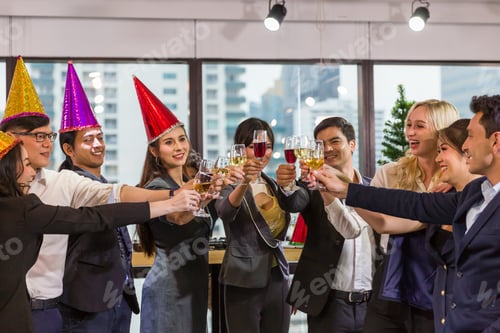 Visualização: Grupo de colegas corporativos de diversidade comemorando o Ano Novo e a festa de Natal juntos. Alegre