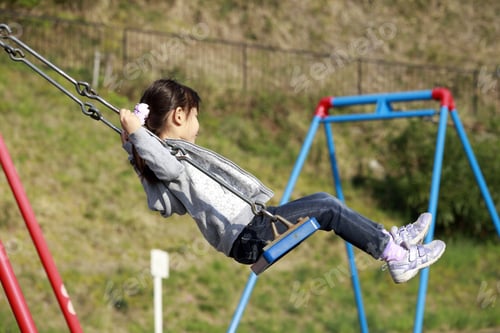 Preview: Japanese Girl On The Swing (5 Years Old)