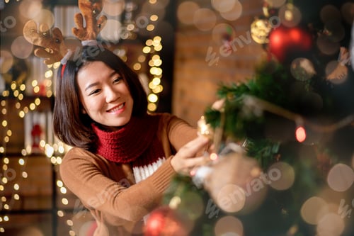 Visualização: Feliz Natal e Feliz Ano Novo. Férias de inverno com árvore de Natal e decoração.