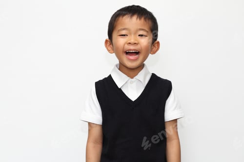 Visualização: Menino japonês em traje formal (5 anos)