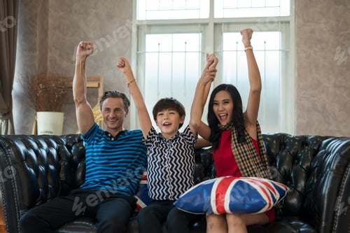 Vista previa: Tiempo feliz, familia viendo la televisión juntos. Familia feliz, concepto de estilo de vida