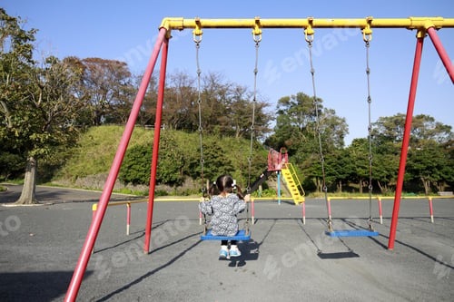Preview: Japanese Girl On The Swing (Appearance From Behind) (5 Years Old)