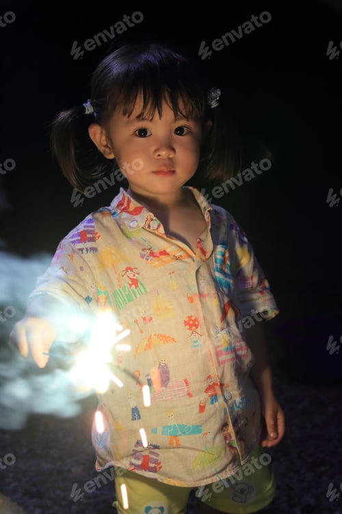 Preview: Japanese Girl Doing Handheld Fireworks (2 Years Old)