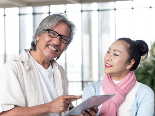 Visualização: Casal sênior asiático usando tablet digital em cafeteria. Tecnologia, comunicação e estilo de vida