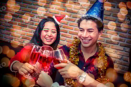 Visualização: Festa de
Natal e Ano Novo com amigos. Comemorando o inverno e bebendo álcool
.