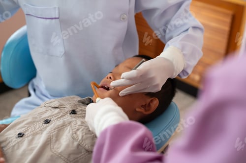 Preview: Close Up Of Asian Boys. Lying On A Dental Chair With The Doctor Is Checking The Teeth In Clinic
