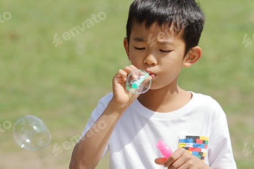 Vista previa: Niño japonés jugando con burbujas (tercer grado en la escuela primaria)
