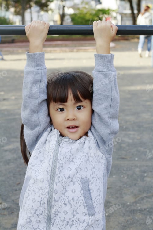 Preview: Japanese Girl Playing With High Bar (4 Years Old)
