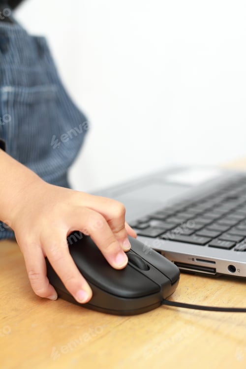 Preview: Hands Of Japanese Girl Using Notebook Pc (3 Years Old)
