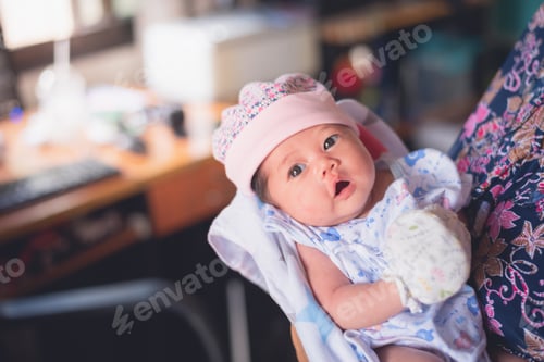 Preview: Cute Baby Sleep On Hand'S Mom