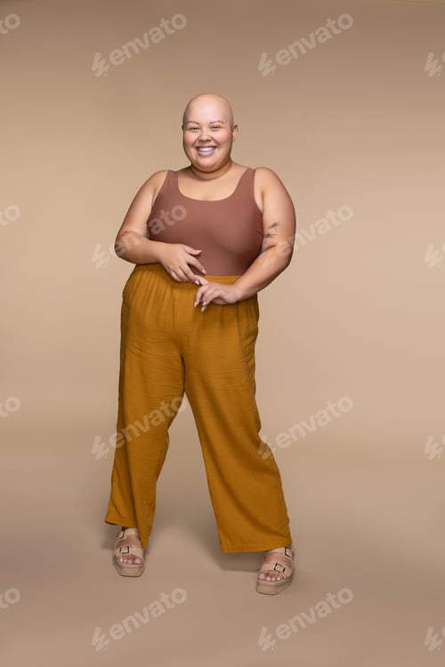 Preview: Studio Shot Of Beautiful Bald Woman In Her 20S With Alopecia Posing On Neutral Background