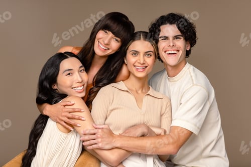 Visualização: Retrato de estúdio em close-up de um grupo diversificado de quatro pessoas sorrindo em um fundo neutro