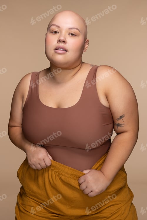 Preview: Portrait Of Beautiful Bald Woman In Her 20S With Alopecia Posing On White Background
