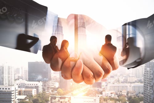 Visualização: Aperto de
mão da equipe sobre fundo de cidade criativa com empresários e tonificação. Trabalho em equipe e sucesso
