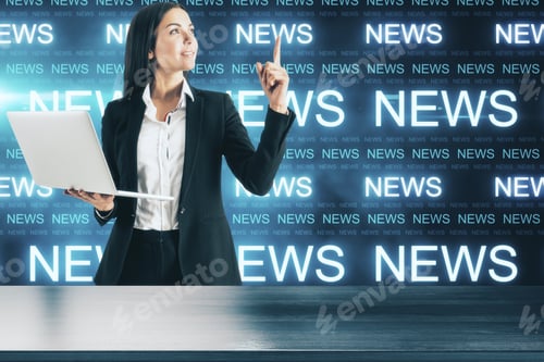 Vorschau: Geschäftsfrau mit Laptop und erhobenem Finger. Innovations- und Nachrichtenmedienkonzept