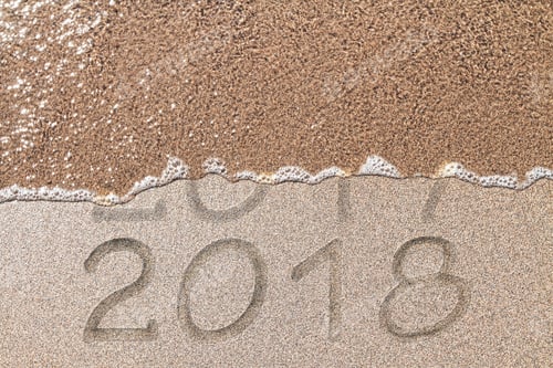 Visualização: Fundo de praia com ondas lavando o ano de 2017 e revelando 2018. Conceito de Ano Novo