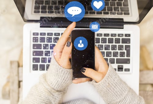 Vista previa: Manos que usan redes sociales, teléfonos inteligentes y computadoras portátiles con íconos. Concepto de comunicación y tecnología