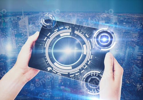 Vista previa: Manos que sostienen la tableta con botones digitales abstractos sobre fondo de la ciudad. Concepto de tecnología