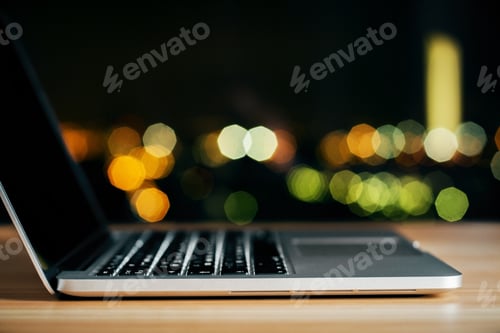 Vorschau: Geöffneter Laptop auf Holztisch in der Nacht, Nahaufnahme