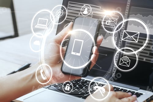 Vista previa: Manos femeninas que sostienen un teléfono inteligente y usan una computadora portátil con íconos digitales de Internet sobre fondo borroso