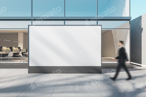 Visualização: Empresário passando por um grande cartaz branco em branco no chão de cerâmica cinza claro em uma rua próxima