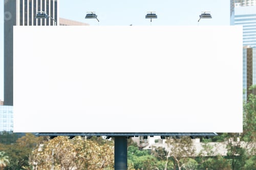 Visualização: Quadro de avisos branco vazio no fundo da cidade. Anúncio público e conceito de negócios. Maquete